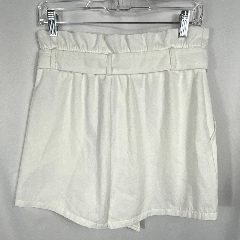 Steve Madden BB Dakota Women's Belted White Shorts Size Medium‎